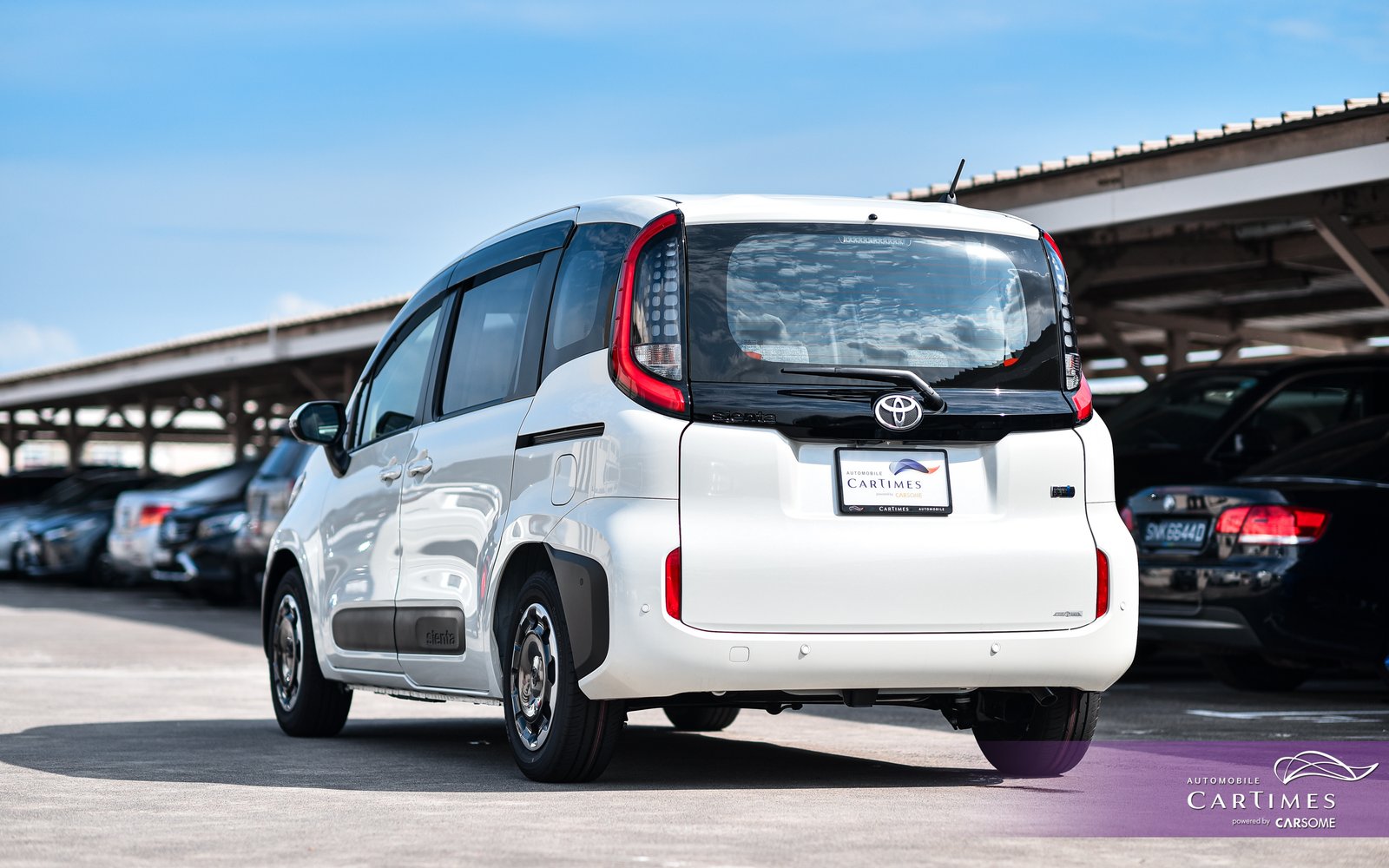Toyota Sienta Hybrid photo 2